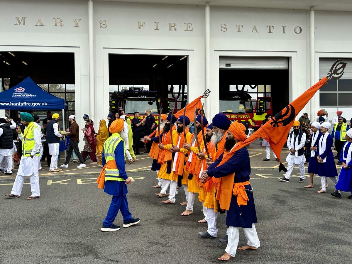 Crews from @StMarysfire54 enjoyed taking part in the Vaisakhi celebrations yesterday, attending the flag raising and visiting the Gurdwara, and chatting and sharing fire safety messages with the community as the procession went past the station.