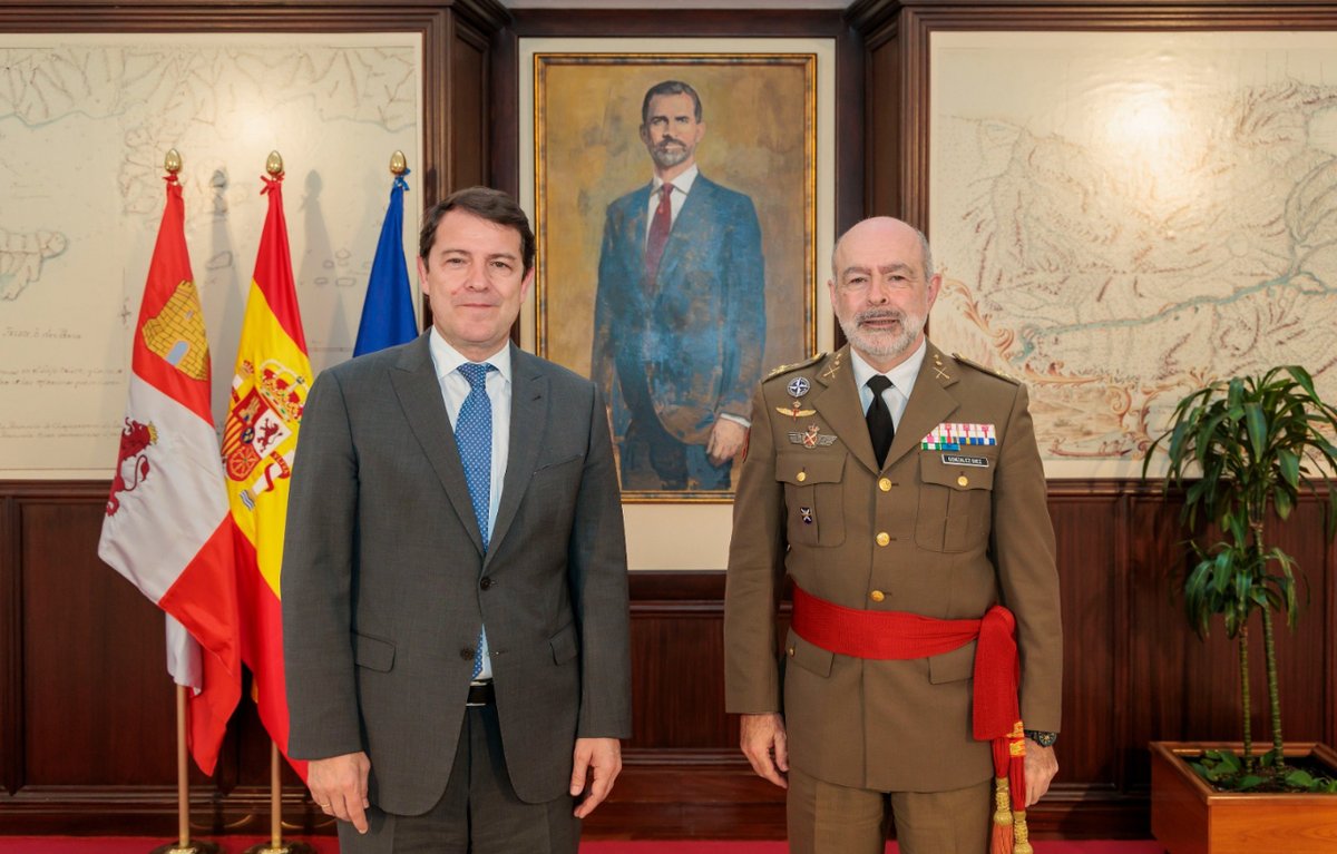 El presidente de @jcyl, @alferma1, ha recibido hoy en la sede de la Presidencia al general jefe de la División San Marcial del @EjercitoTierra Juan Carlos González Díez es el nuevo director del Gabinete de Planificación y Coordinación de Zarzuela