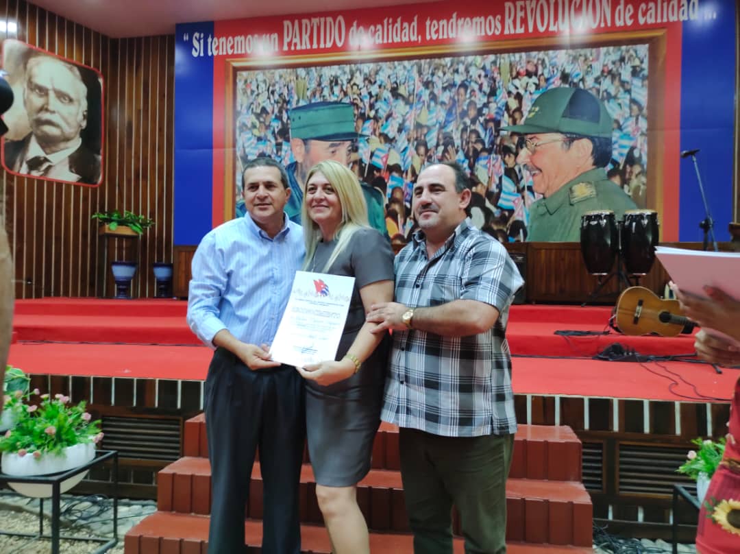 El Partido Comunista de #Cuba es eterno porque hombres y mujeres como ellos le entregan la vida , el corazón.
Viva #Holguín .
