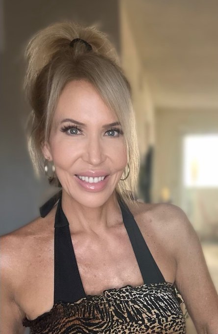 Have a Happy Monday and a beautiful new week! XOXO 💋  #Monday #MondayFunday #MondayMood #MondayMotivation<a href="/tag/monday"class="tags"><span>#monday</span></a><a href="/tag/mondaymotivation"class="tags"><span>#mondaymotivation</span></a><a href="/tag/newweek"class="tags"><span>#newweek</span></a><a href="/tag/mondayfunday"class="tags"><span>#mondayfunday</span></a>