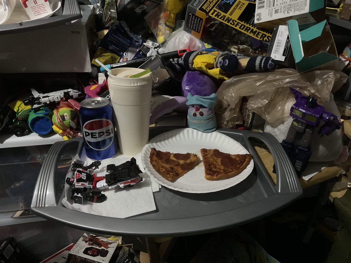 @JesseWittenrich @TformTheNight @BotCon
Puggle IDW Galvy: Seeing #Crasher/#Fracture From #TransformersLegacy/#Transformers #Legacy Taking A Nap By 2 #GlutenFree #PepperoniPizza #Slices From #DominosPizza On This Mon.04/15/2024 Day! #GalvyTFs #Pizza #GalvyTFsPizza #Velocitron 01❌