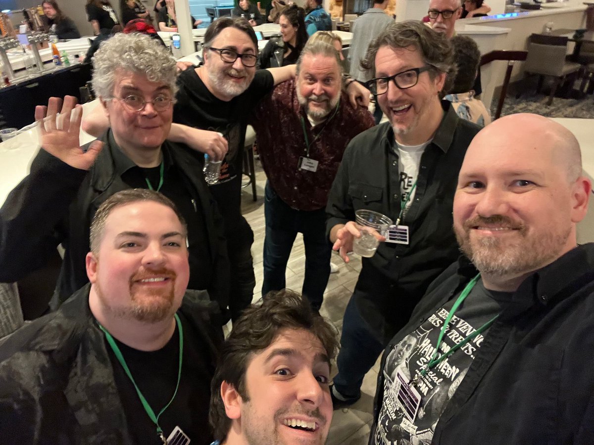 I usually get home from conventions and realize I forgot to take many pictures. But every now and then I think to take one when I’m hanging in a bar with a bunch of legends…
#scaresthatcare #authorcon #fightrealmonsters