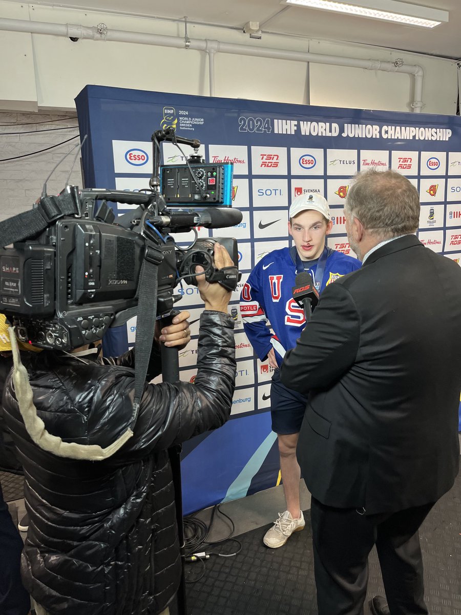 Apres avoir gagné la médaille d’or 🥇 du #MondialJunior en janvier. Apres s’être rendu en demi-finale du #FrozenFour la semaine dernière, Lane Hutson fera ses débuts avec les ⁦@CanadiensMTL⁩ ce soir à Detroit #NHL