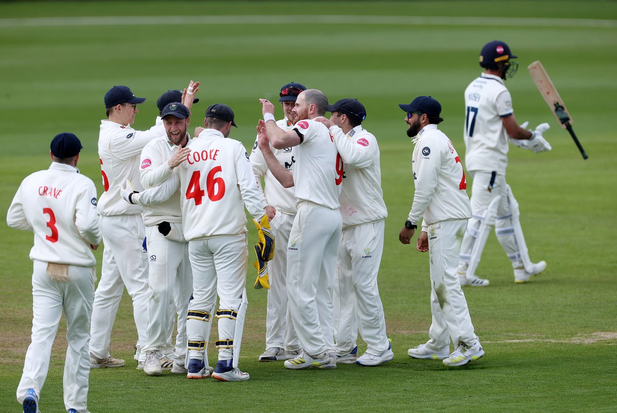 GlamCricket's tweet photo. π₯ππ¦π¨ππ§ - ππ₯ππͺ
The players shake hands and head off the field, and the game is drawn π€ @DerbyshireCCC
Glamorgan 1st innings - 237/10
Derbyshire 1st innings - 198/10
Glamorgan 2nd innings - 361/7 (d)
Derbyshire 2nd innings - 225/3
#OhGlammyGlammy #GLAvDER https://t.co/pMpLDyR8gr