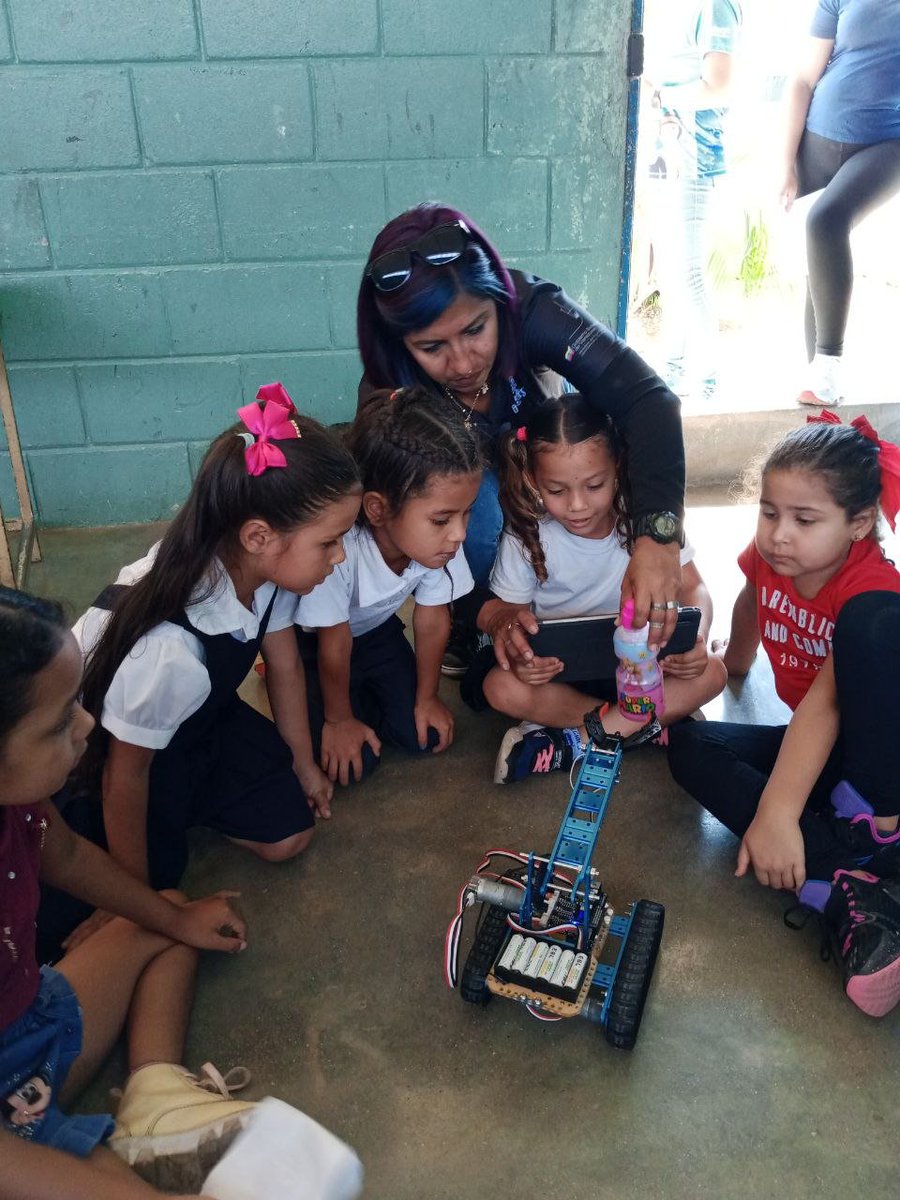 #15Abr Éxito total!  En la Escuela Mariangélica Lusinchi, facilitadores dictaron un taller de robótica educativa, despertando el interés de niños y niñas en ciencia, tecnología, ingeniería y matemáticas. #Lara #RobóticaEducativa #stemtest 
@Gabrielasjr 
@LaRosaInfoVE 
@Yeseg7