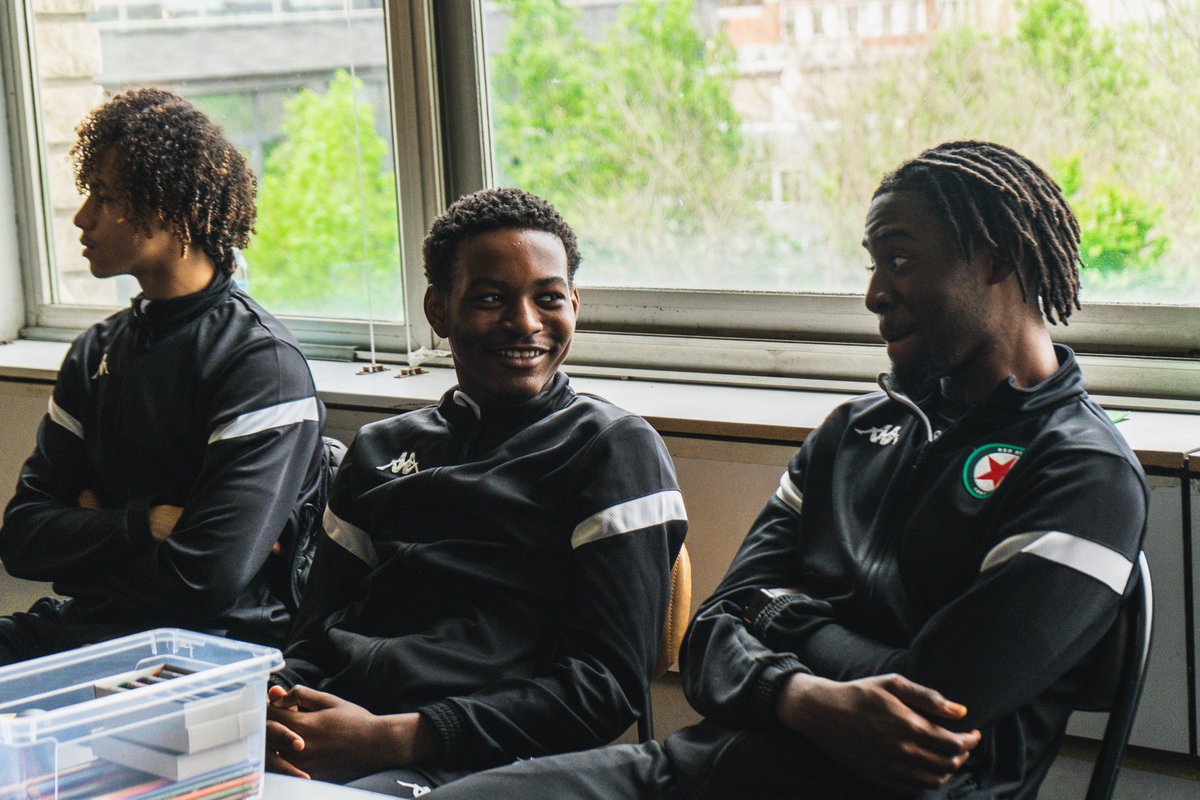 RedStarFC's tweet photo. Début du LAB Cinéma aujourd'hui à Mains d'Œuvres ! Les jeunes U18 et U18F du @RedStarFC, accompagnés par l'association Les Amis du Comedy Club, se lancent dans le 7ème Art avec l'objectif de réaliser un court métrage en vue du concours 2024 de Filme L'Avenir. #RedStarLAB https://t.co/UVkEGBNhBR