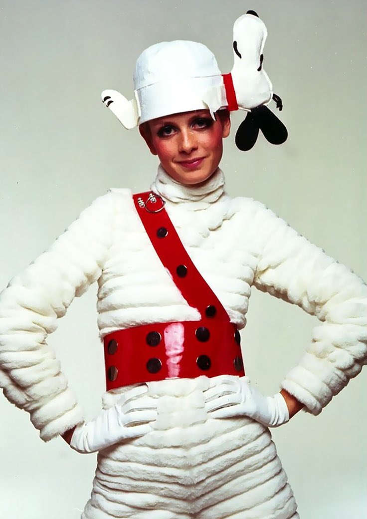 twiggy wearing a snoopy hat (1967)