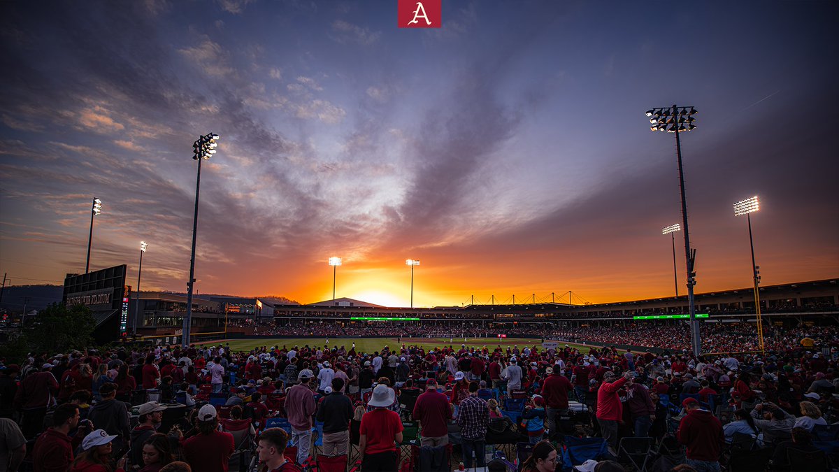 Karl Ravech (@karlravechespn) & Kyle Peterson (@KP_Omaha) have the call of the midweek series between @RazorbackBSB and Texas Tech at Baum-Walker Stadium. 7 p.m. Tuesday, April 16 ESPN2 - bit.ly/3U2fRz4 4 p.m. Wednesday, April 17 SEC Network - bit.ly/3Q1wObP