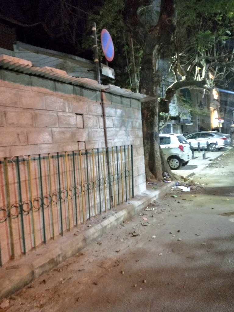 @Lolita_TNIE @blrcitytraffic @BlrCityPolice @CPBlr Here we have a concrete structure built on our footpath