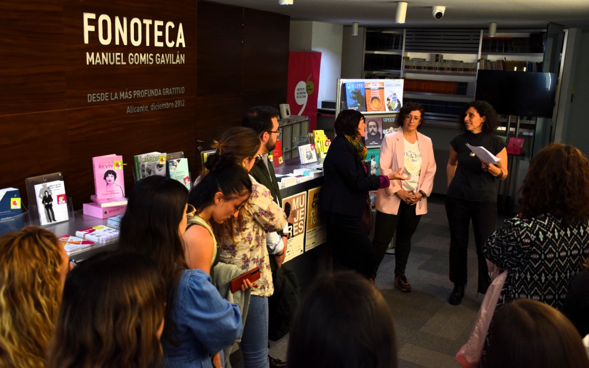 protocoloimep's tweet photo. La semana pasada, los alumnos y alumnas de máster visitaron el Instituto Alicantino de Cultura Juan Gil-Albert, dentro de la asignatura de Eventos Turísticos.

Recorrieron las instalaciones y las responsables les explicaron los eventos que allí se realizan. https://t.co/zd8t3A3kaD