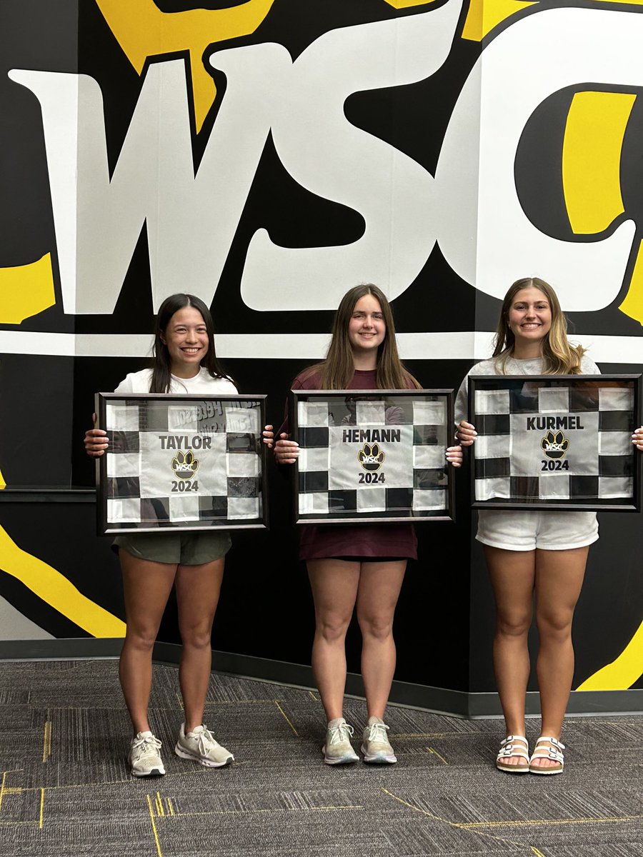 WayneStateGolf's tweet photo. Great night celebrating our seniors with the team and their families! https://t.co/gv9m8wWmkN