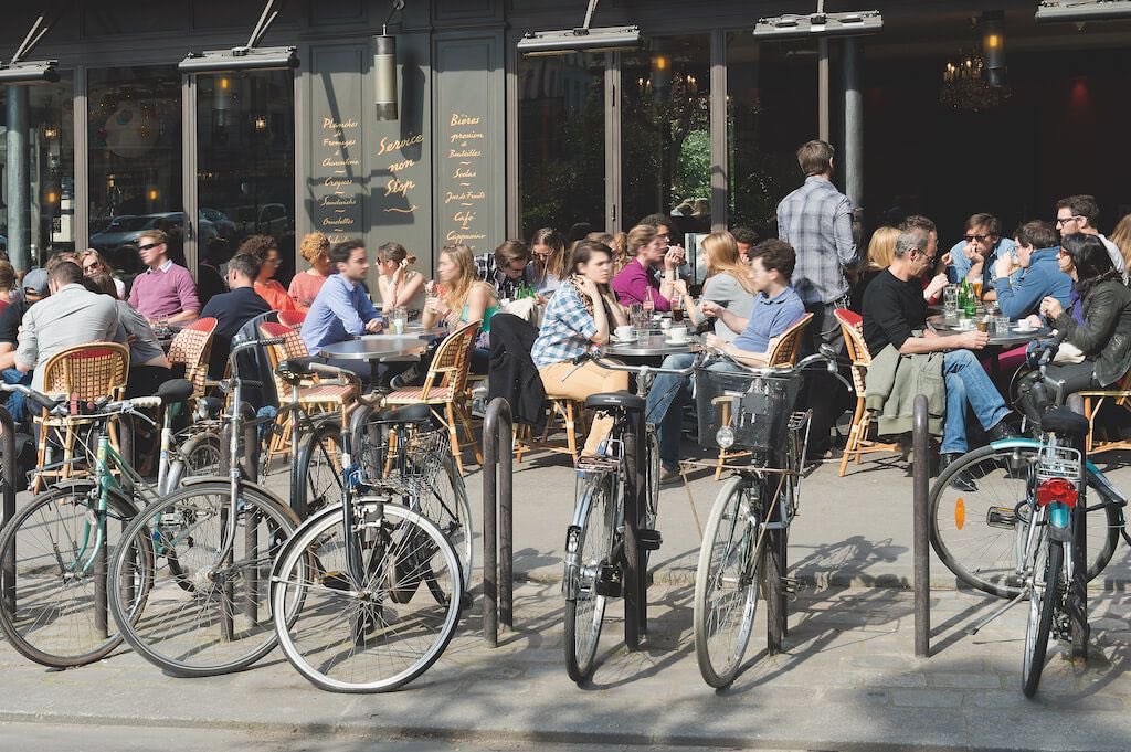 Actualmente, Paris mueve más gente en bicicleta que en automóvil. Estas son las medidas que lo están consiguiendo. 🚲🚲 👌👉 momentummag.com/paris-puts-peo…