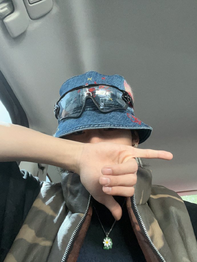 YaoChen Weibo Update - 240415

#สวัสดีฤดูใบไม้ผลิ#
✌️🤙 ​​​

#YAOCHEN #姚琛 #야오천 #เหยาเชิน