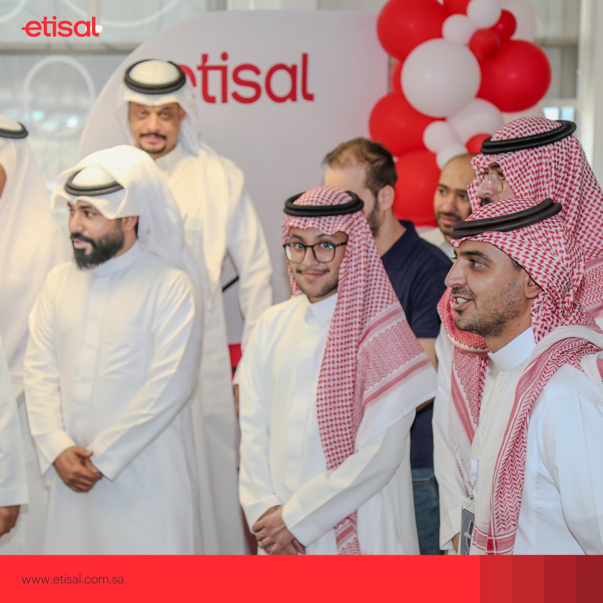etisalic's tweet photo. عاد عيدكم ودامت أفراحكم ..
 
جانب من حفل معايدة #اتصال في وسط أجواء مُبهجة، كل عام وأنتم بخير ❤️ https://t.co/VyVETtfcsp