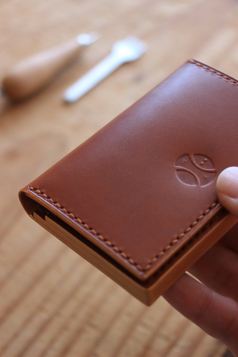 shinka_leather's tweet photo. 木箱の様な革の名刺入れ
ご購入ありがとうございました🤝
#名刺入れ #レザークラフト https://t.co/Y7Ky9OJB8u