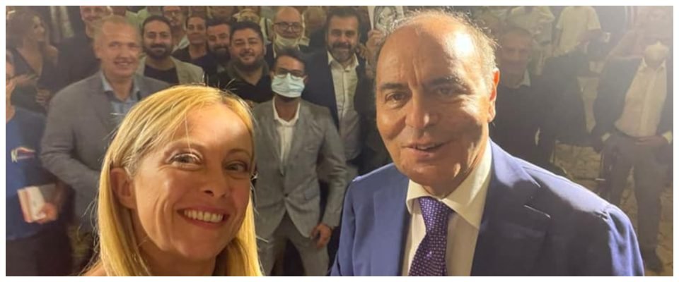 Misurelli77's tweet photo. Adesso è ufficiale:
Amadeus lascia la Rai.
Si va verso TeleGarbatella
con Pino Insegno, Hoara Borselli,Italo bocchino e Bruno Vespa che inizia la mattina e finisce la sera tardi con le interviste a Giorgia https://t.co/RQ3Eu7jsGS