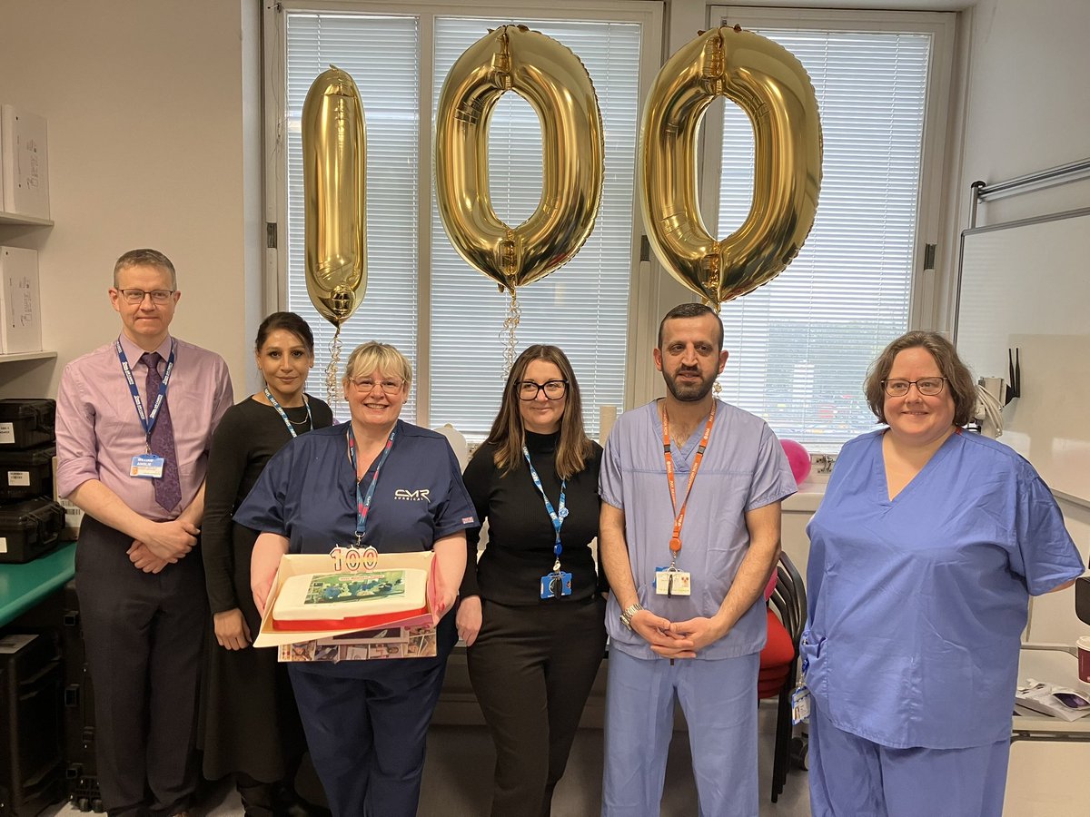 Great to celebrate our 100th robotic case @CHFTNHS after just 9 months! Really grateful for all the support from @CMRSurgical throughout the programme from our first trip to Cambridge to our milestone today @Laura0505_x @NickBarCMR @alicia_silson @AnnieCmr @JonnyHammond4