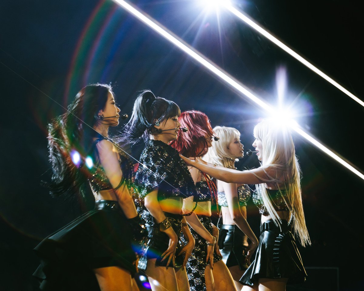 milkkura39's tweet photo. This le sserafim photo hits different now after Sakura's weverse post. The way she holding members' shoulders like she assuring her members and the lights shine above her head like she's the lights of the group (being a mental pillar of Fimmies and Fearnots too). 

😭😭😭😭 https://t.co/jY1bbj9U31