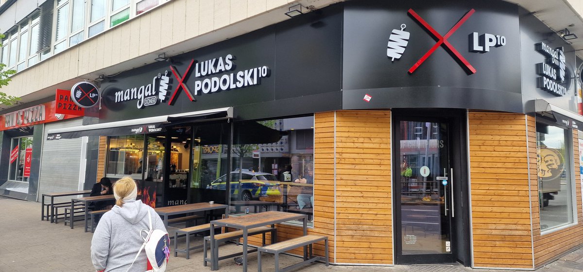 Lukas Podolski ha montado una cadena de Kebabs Que pintaza tiene
