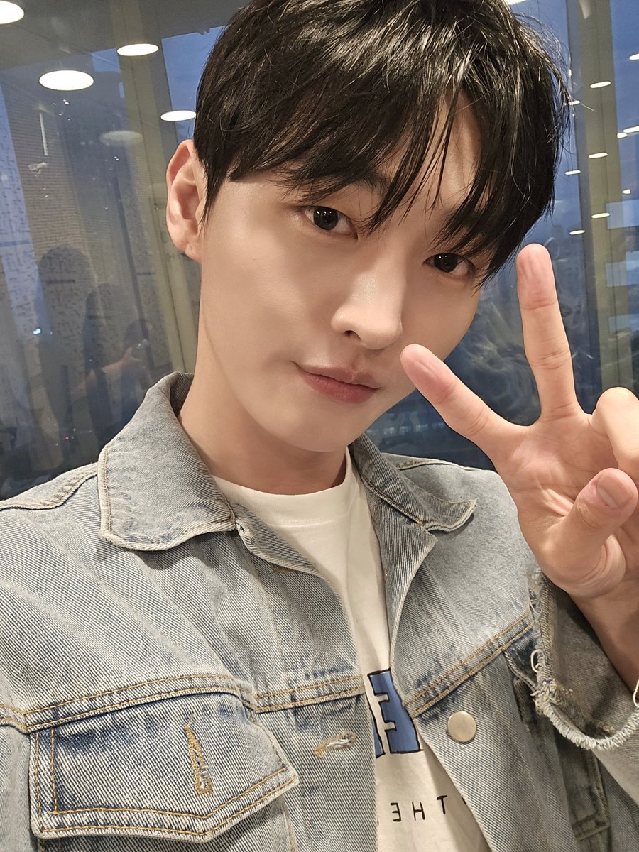 @Official_YJS_ [TRANS]
[#TodaysYoonHandsome]

Yes Jisung who gave us positive energy despite the wet weather💪

In such weather please do remember your outer wear and don’t catch a cold 
☔️

#윤지성 #YOONJISUNG