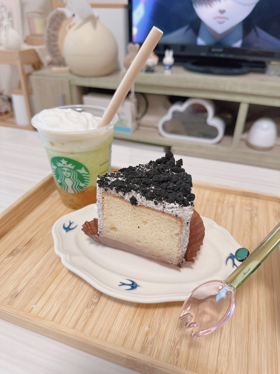 aoiroom2's tweet photo. 楽しみにしてた黒執事アニメ始まったんだけど…。
相変わらず作画良すぎ🥹
スタバの新作のメロンフラペチーノ🍈
今年は何回飲めるかな？←���っ笑 https://t.co/pvqKjmSkvF