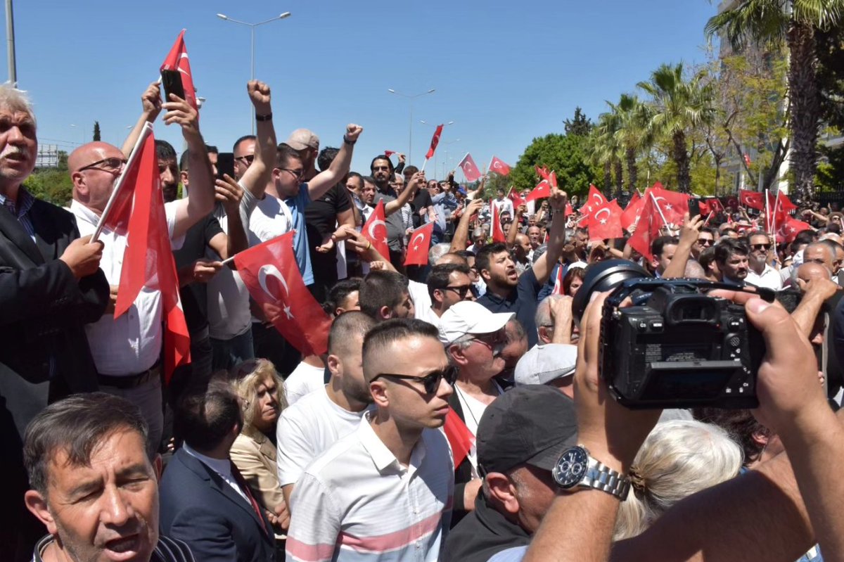 CHP HEYETİ ANTALYA ADLİYESİ ÖNÜNDEN SESLENDİ Kepez Belediye Başkanı Mesut Kocagöz'ün Antalya'da meydana gelen teleferik faciasına ilişkin tutuklanmasının ardından CHP heyeti Antalya Adliyesi önünde tepki gösterdi, Antalya Adliyesi önünde bir açıklama yaptılar. CHP Antalya İl