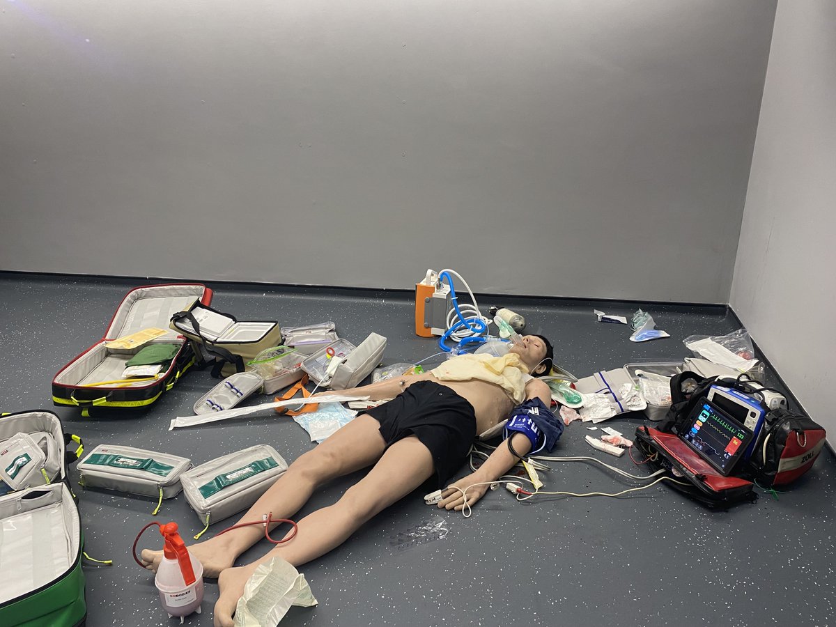 🚁Our HQ hosted a surgical skills day where our staff immersed themselves in lifelike simulations. They faced the challenging scenario of a stabbing in a nightclub. Given the rise in knife crime, it's crucial for our team to be well-prepared in handling such emergencies.