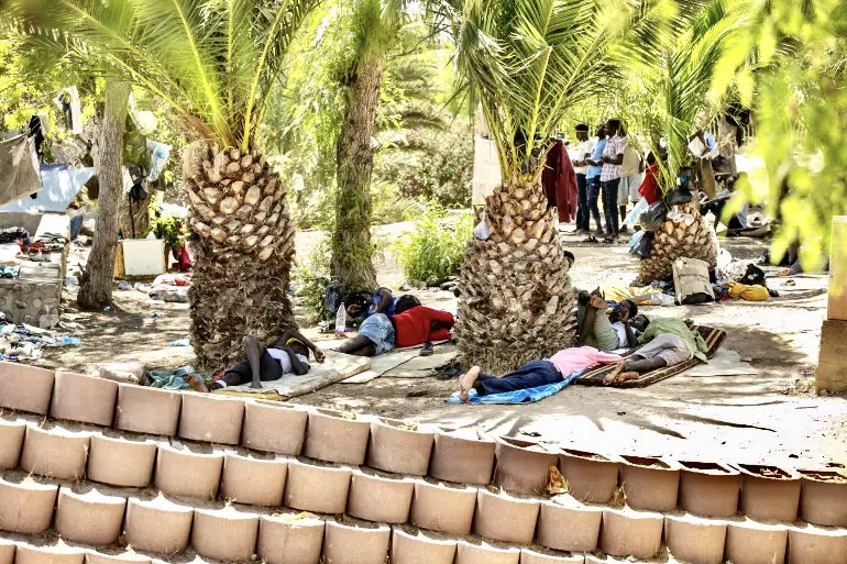 In #Tunisia le forze di sicurezza continuano a rastrellare e a far scomparire i #migranti a #Sfax. Gli ultimi di cui non si hanno più notizie 500 sudanesi. Il portavoce del 'Forum tunisino per i diritti economici e sociali' #RamadanBenOmar sostiene che siano stati deportati.