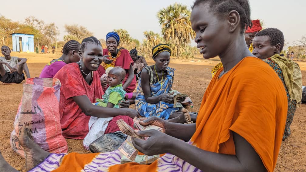 Cash allows people to buy what they want & strengthens the local economy📈 In Aweil, @WFP is providing cash as part of the lean season response. #SouthSudan #SSOX