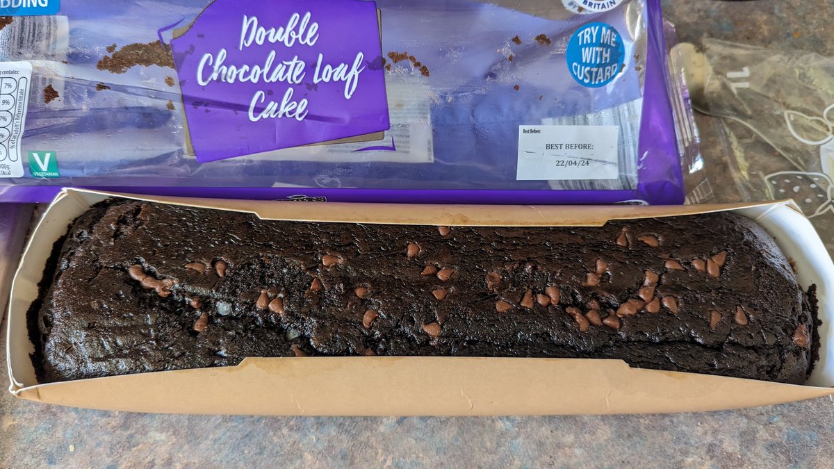 TheLeeFamily18's tweet photo. @AldiUK brought this yesterday from Farnborough but didn't manage to eat it after filling up on BBQ, thought I'd treat myself to a slice today after lunch and it's mouldy! Week worth of date left 😮‍💨 Might want to check the rest of the stock! https://t.co/FVuc4PregQ