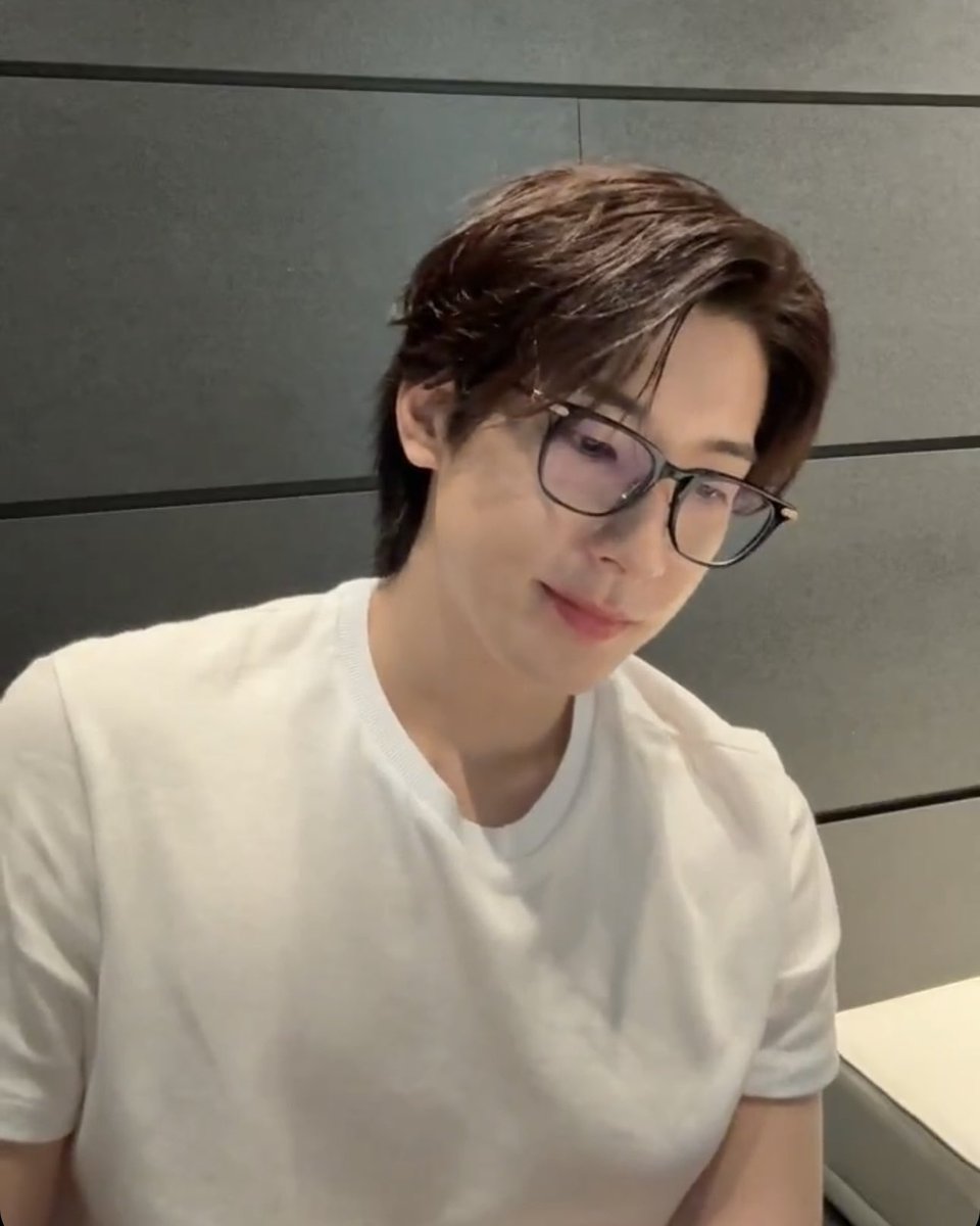 wonwooszone's tweet photo. he looks so good https://t.co/JXxI6Wm1fT
