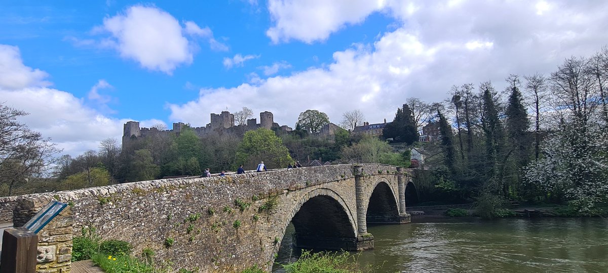 A very special weekend @LudlowEngSong performing with lovely people. Beautiful poetry, song old and new & great company. Particular thanks to @IanTindale 🎹 👏👏👏 & @derri_lewis for getting the chance to sing Songs for Barts again with @Harriet__Burns!