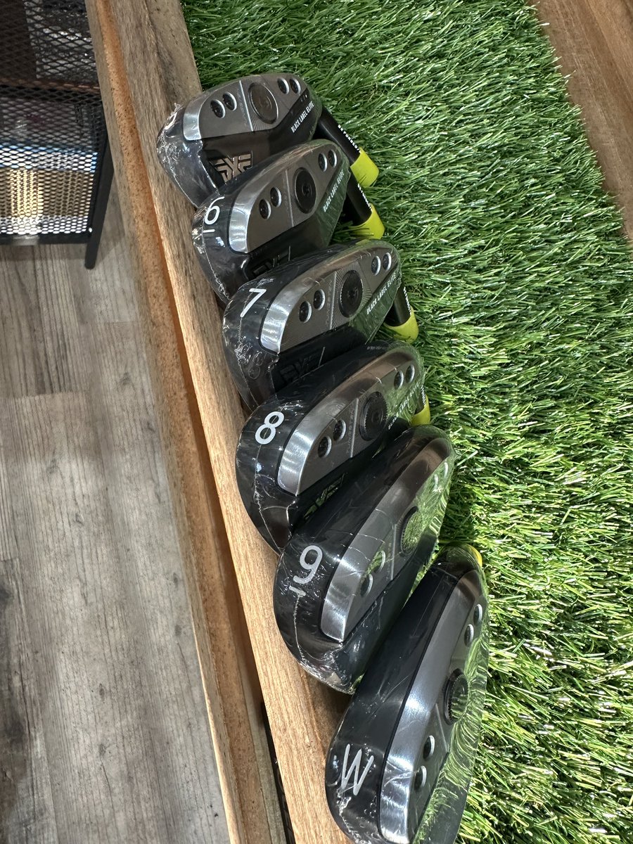 Ambiente_GOLF_'s tweet photo. #PXG #GEN6  #0311XP 5-Wまでご注文頂きました…

グリップは #iomic iX touch 2.0 ブラック×シルバーで仕上げていきます…

Y様お楽しみに… https://t.co/fkYYTybGiO