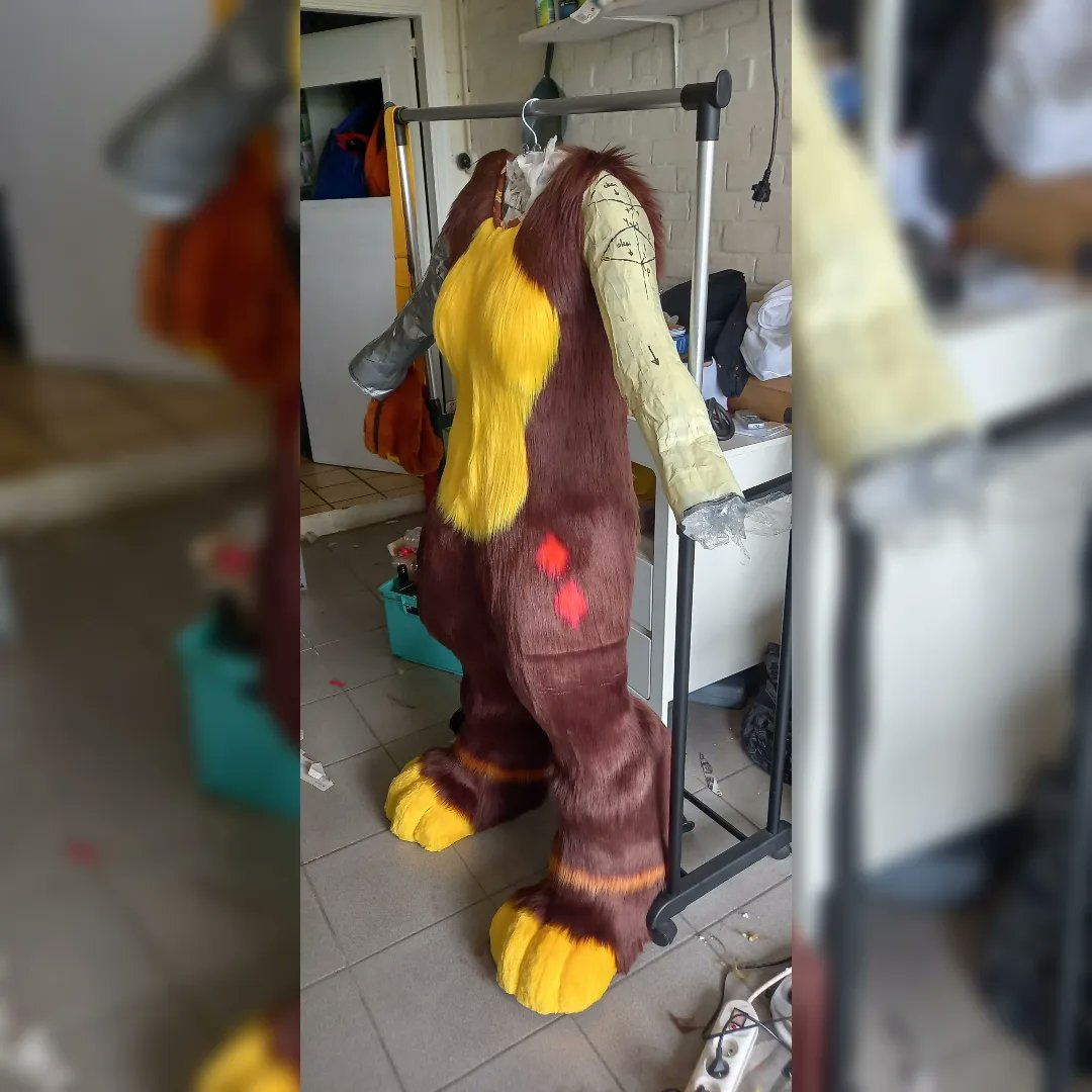 KaluFrostrhime's tweet photo. Commission in progress. To do: arms, trimming of markings and add padding. Zip on feet, removable padding for easy wash and a tail with hidden beltloop! #fursuitmaker #commission #furry #digitigrade #tail #fullsuit #apeworks #dog #belgium https://t.co/5LNLyoJ8JT