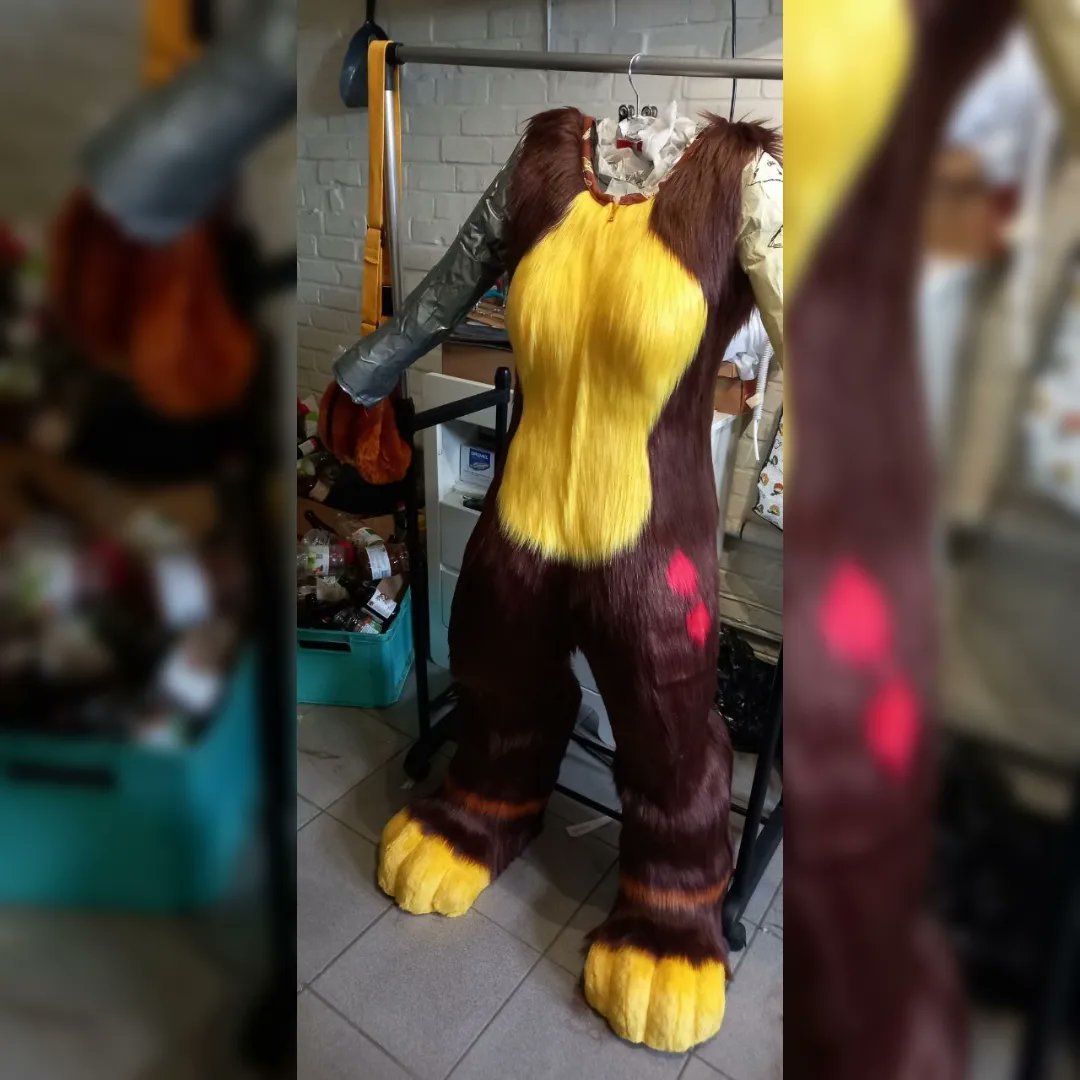 KaluFrostrhime's tweet photo. Commission in progress. To do: arms, trimming of markings and add padding. Zip on feet, removable padding for easy wash and a tail with hidden beltloop! #fursuitmaker #commission #furry #digitigrade #tail #fullsuit #apeworks #dog #belgium https://t.co/5LNLyoJ8JT