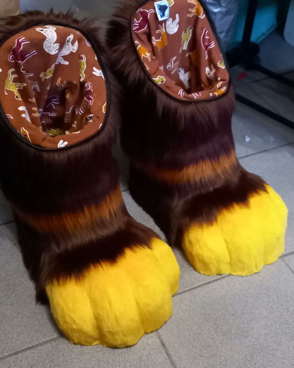KaluFrostrhime's tweet photo. Commission in progress. To do: arms, trimming of markings and add padding. Zip on feet, removable padding for easy wash and a tail with hidden beltloop! #fursuitmaker #commission #furry #digitigrade #tail #fullsuit #apeworks #dog #belgium https://t.co/5LNLyoJ8JT