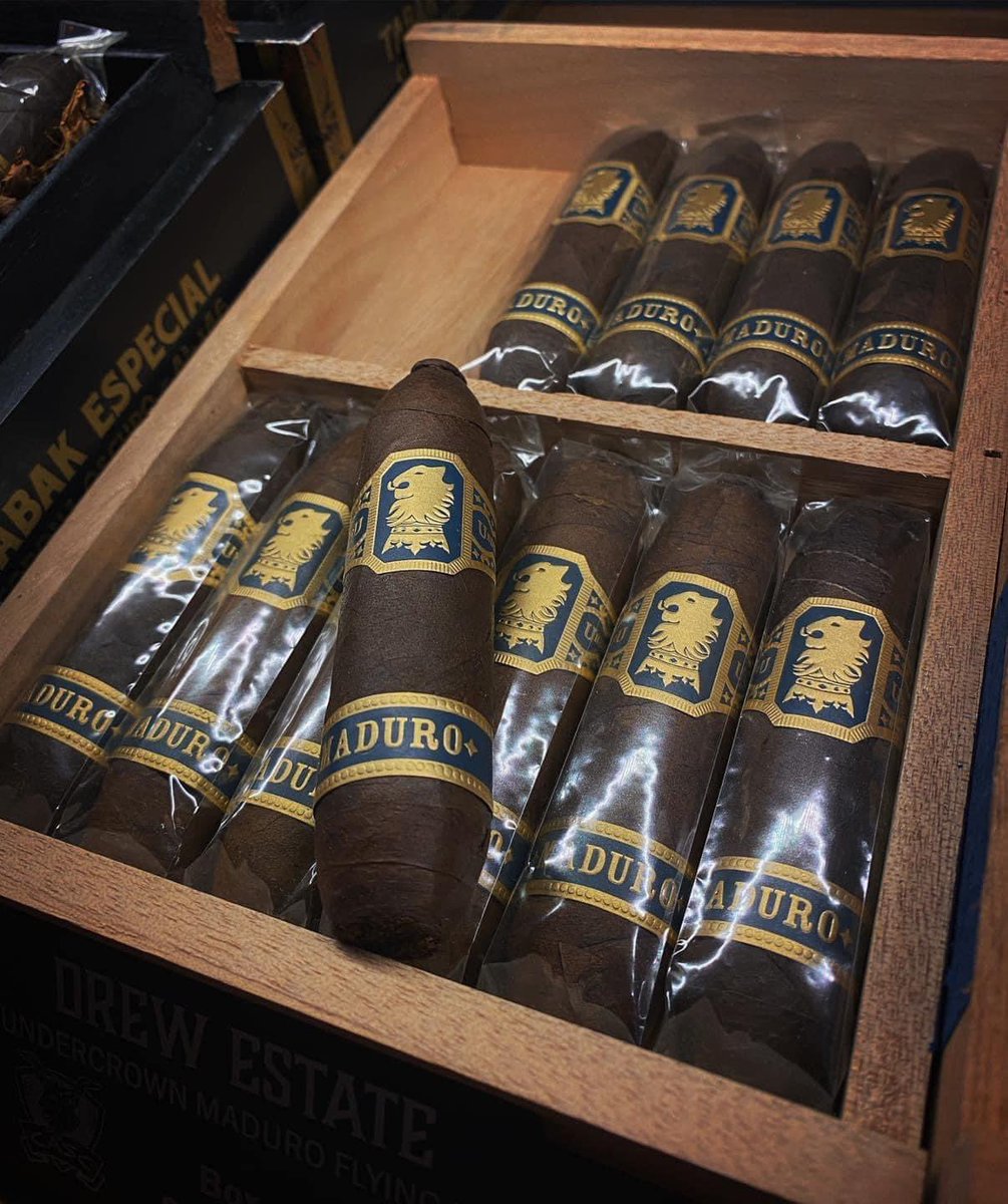 A distinctly striking and enticing smoke, the @drewestatecigar Undercrown Maduro Flying Pig is a feast for the senses. Immaculately presented and bursting with Undercrown’s typical uncompromising depth of flavour! 😍

cascnation.com/product/drew-e…

#hed #cascshop #cascnation