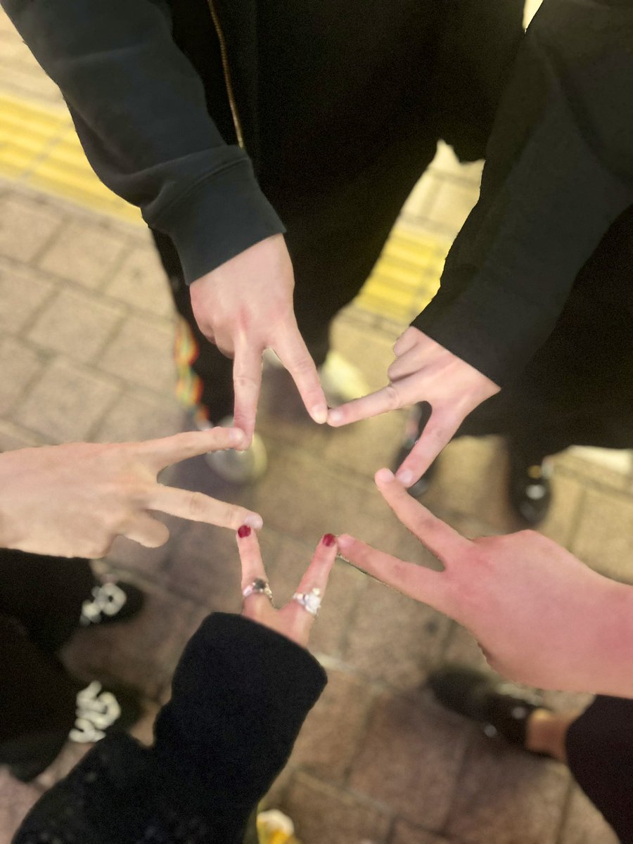 chameleon_1123's tweet photo. 🌸友達と会ってきた🌸

嘘とカメレオン10周年おめでとう！！！
3枚目、嘘チルがよくやってくれてたので5年ぶりに撮りました✌︎ https://t.co/RjDmCjpEBu