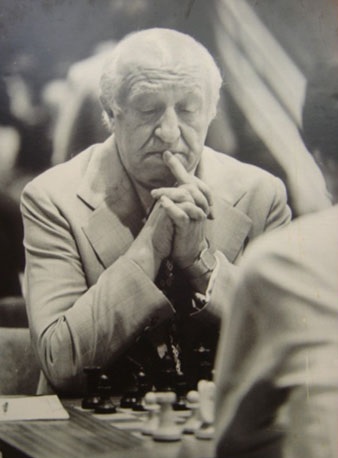 Happy B-day to Miguel Najdorf! World-class chess master in the 40's-50's. Creator of the Najdorf variation of the Sicilian Defense. A popular strategy to this day. He escaped WWII by chance whilst visiting Argentina in 1939. He changed the game forever. shorturl.at/fpGOU