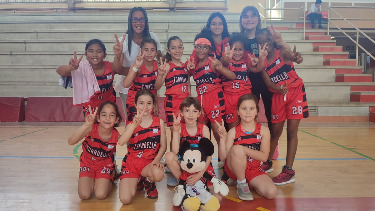 BC__Torroella's tweet photo. El Pre-Mini femeni ha jugat a la mítica pista de Palau Sacosta.
El resultat és el de menys.
Victòria per la mínima vs @CEONYAR.
🔴⚫ 
🏀🏀🏀
#SomTorroella 
#SomEsport 
@AjTorroella 
#GPSupermercats https://t.co/fTTOH92BIS