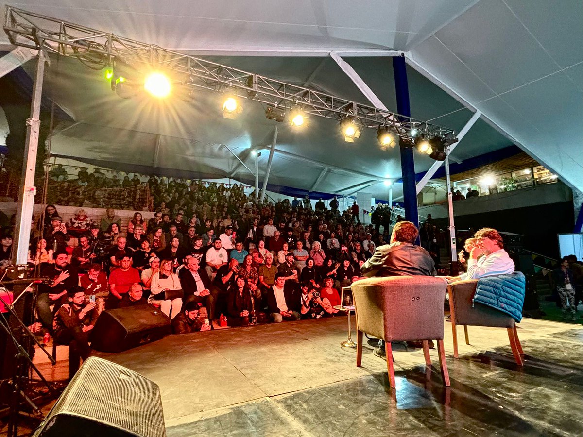 danieljadue's tweet photo. Más de 50 mil personas pasaron por la Feria Internacional del Libro @filchile de Recoleta. Maravilloso fue este encuentro cultural que ya se consolida como un referente del pensamiento crítico nacional. Gracias a cada persona que la visitó!  #RecoletaEsCultura https://t.co/HjNDCFxbJo