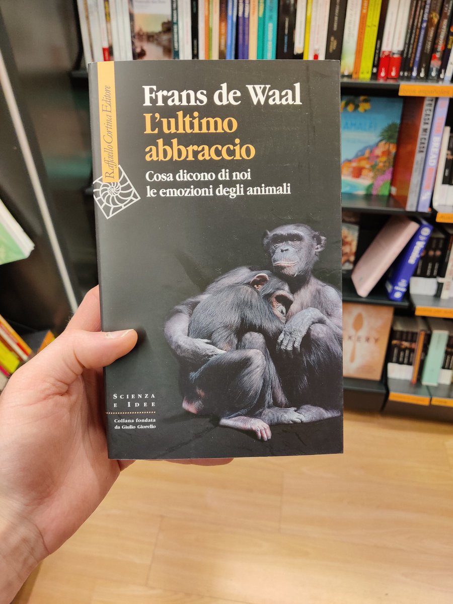 Nice to see some Italian translations of books I have reviewed at inquisitivebiologist.com at a @Feltrinelli_ in Rome #books #BookReview @SteveBrusatte @MerlinSheldrake @picadorbooks @vintagebooks @GrantaBooks @UtetLibri @MarsilioEditori