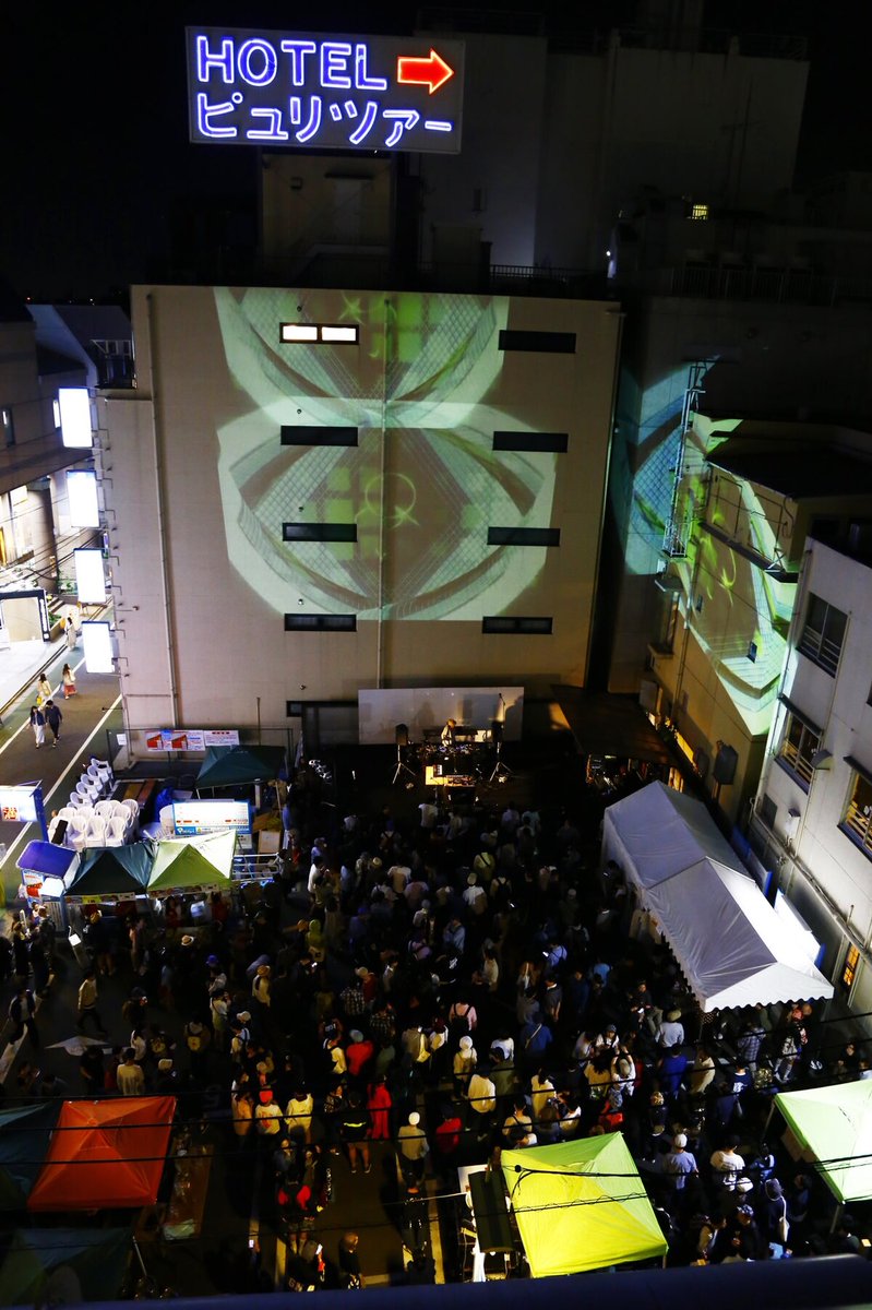 natalie_mu's tweet photo. 銀行の駐車場でdodoやCampanellaらライブ、「Erection-Block Party-」5年ぶり開催
https://t.co/iCiFO5PADK
#Campanella #dodo #ind #LilLeiseButGold #Erection_BlockParty https://t.co/PAzLSjxan0