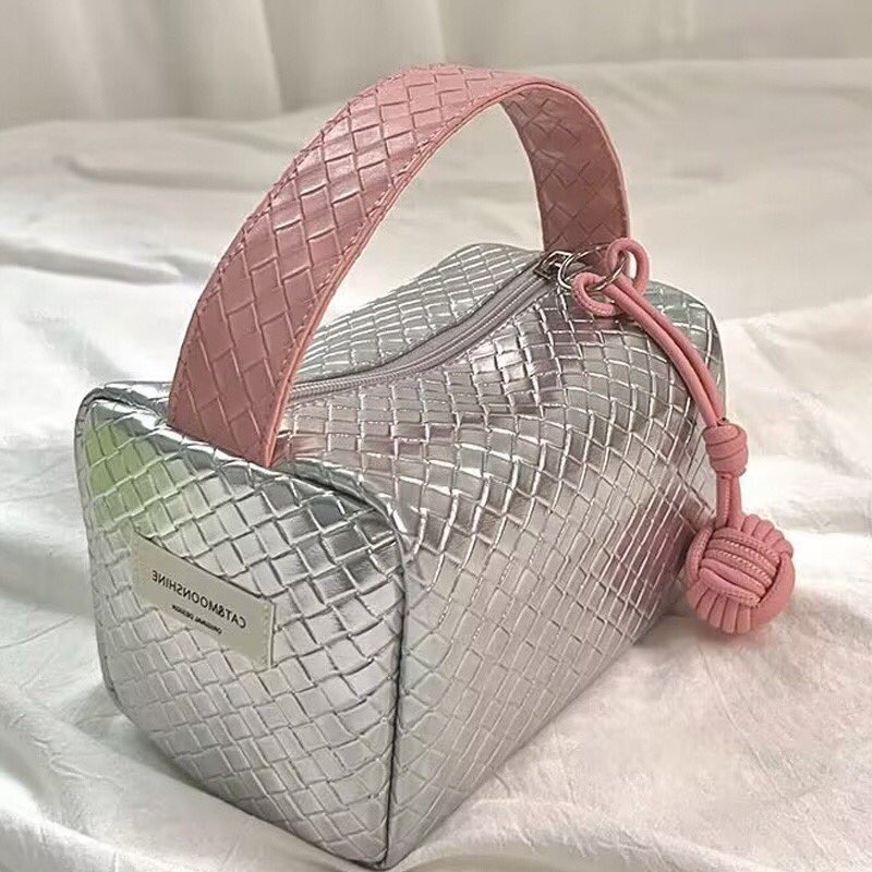sofiasfdn_'s tweet photo. girls please look at this makeup bag! so cantik?! and the price?! kurang dari RM7 je &amp; its giving me this ✨ pick me girl ✨ vibesss 🥹🎀 https://t.co/eLgJsVKTC2