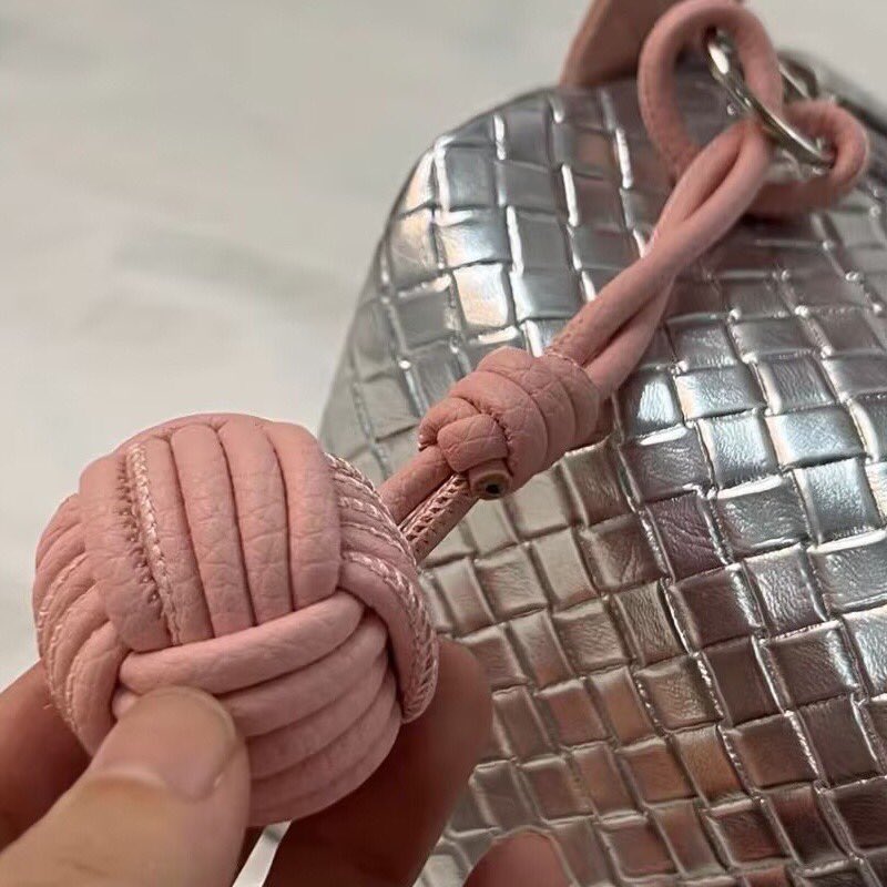 sofiasfdn_'s tweet photo. girls please look at this makeup bag! so cantik?! and the price?! kurang dari RM7 je &amp; its giving me this ✨ pick me girl ✨ vibesss 🥹🎀 https://t.co/eLgJsVKTC2