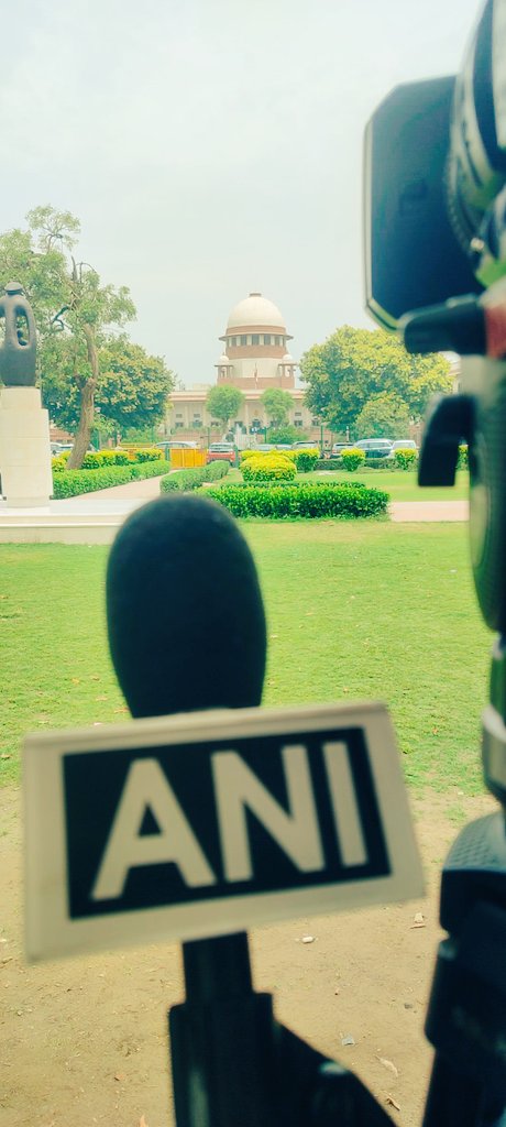 Poonampanoriya's tweet photo. Two pillars of our Democracy in one frame.
#LifeofaReporter https://t.co/Q8vpCSkJS7