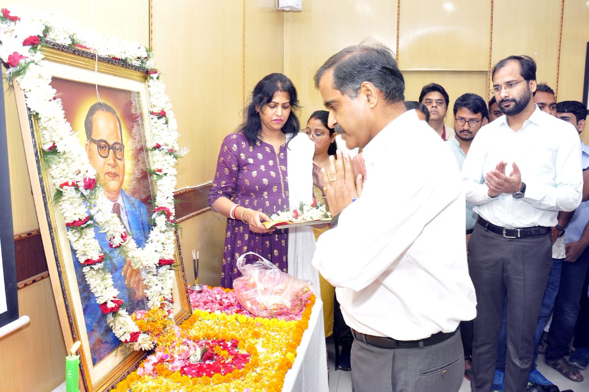 🎉 Celebrating the 134th birth anniversary of Bharat Ratna Dr. B.R. Ambedkar at Howrah Division, Eastern Railway. Led by Sri Sanjeev Kumar, DRM/HWH, officers and associations paid floral tributes to Babasaheb Dr. B.R. Ambedkar. #AmbedkarJayanti #EasternRailway 🚂✨