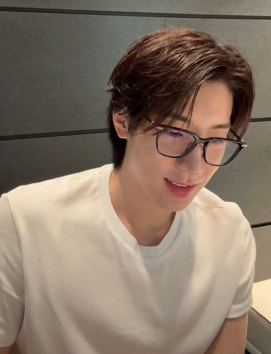ㅇㅏ 너무 좋아 ㅠㅠ 
얼굴이 화려해서 기본티만 입었을 때 진짜.. 여러가지의 이유로 최고..
