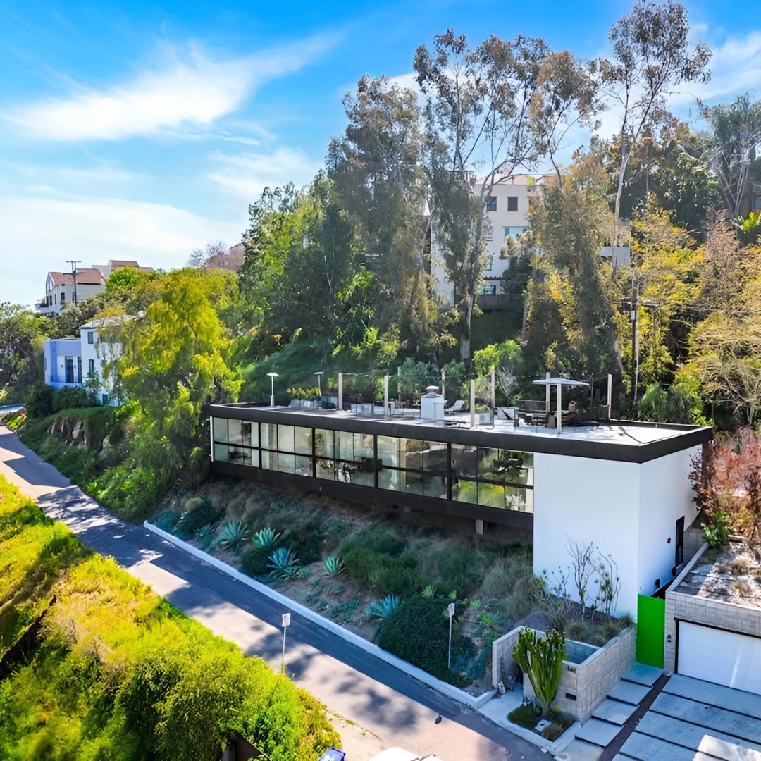 petfriendlyio's tweet photo. Travel with your furry friend in eco-style to San Diego's Clea House — where sustainability meets pet-friendly luxury.

For a greener getaway where your pet is as pampered as you are, click the link 👉🏻 https://t.co/NYQx9wnbwI https://t.co/3njNQ8G555