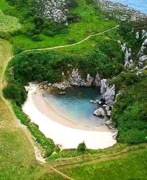 La playa más pequeña del mundo se llama Gulpiyuri, y está en Llanes - Asturias, España🏞️⛱️🌳🌳🌳🌳🌎✈️🇪🇦🇪🇦🇪🇦